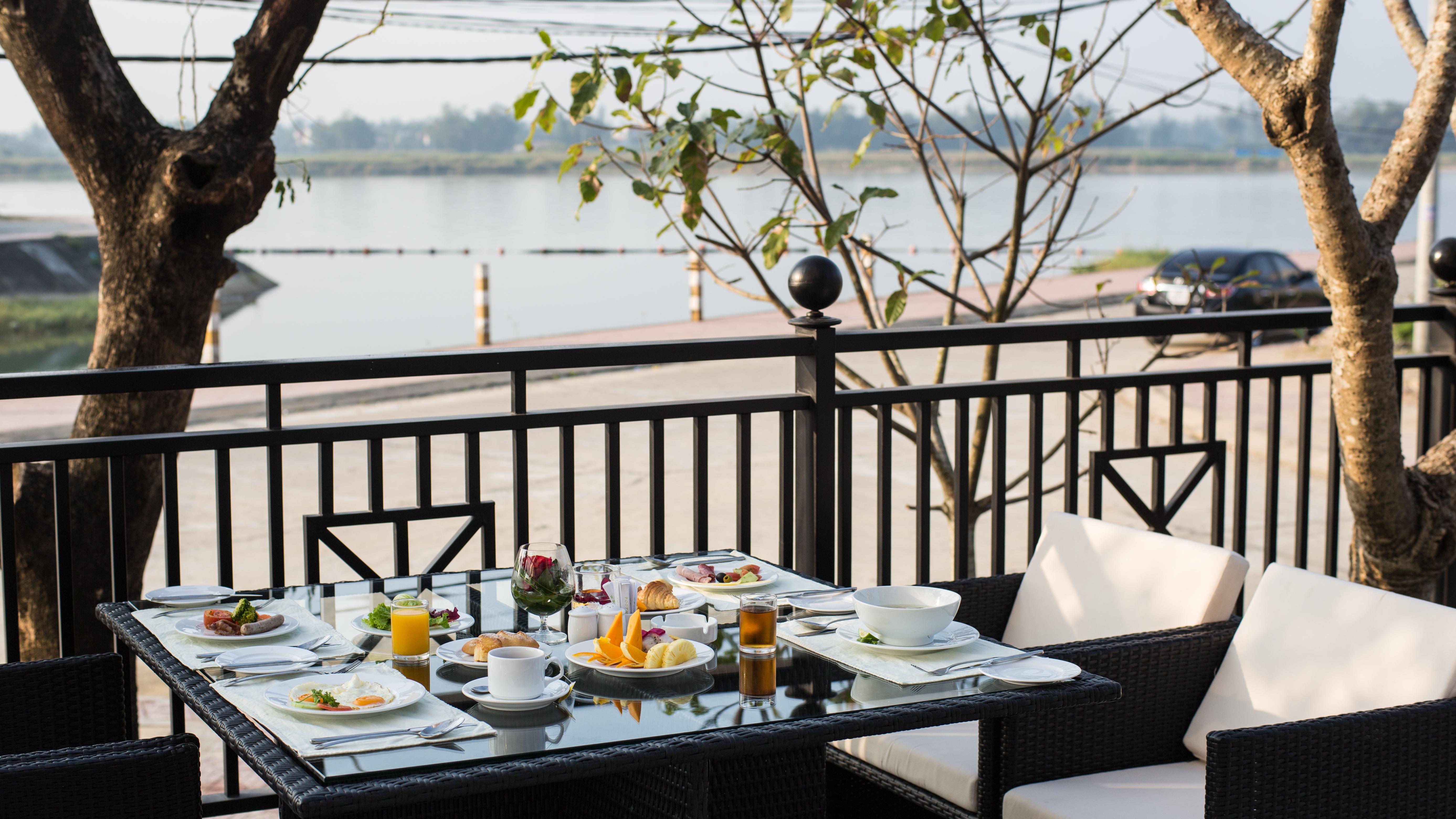 Royal Riverside Hoi An Hotel & Spa Екстер'єр фото