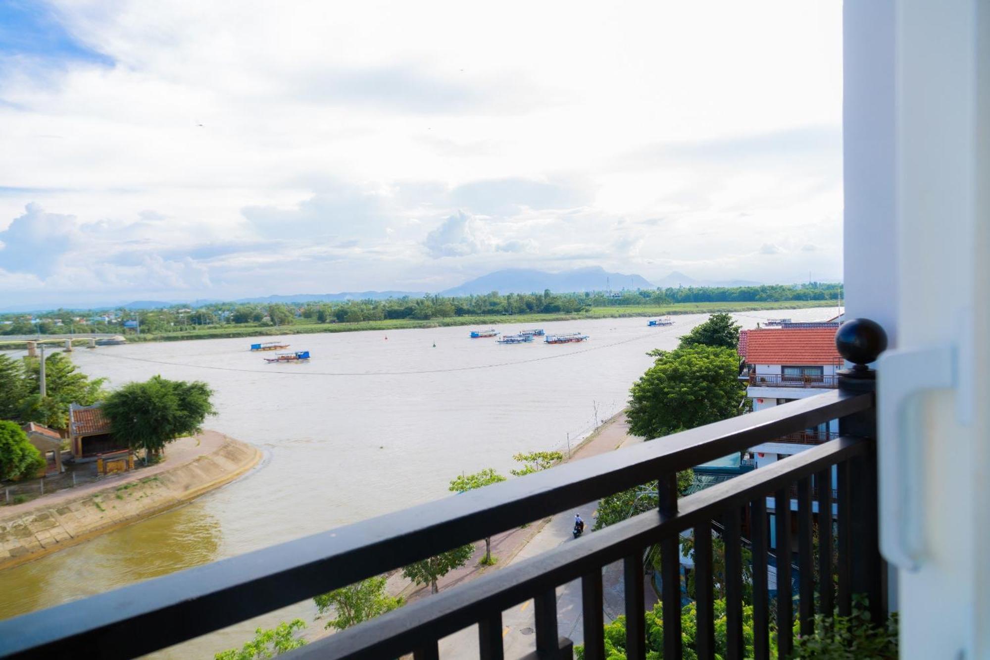 Royal Riverside Hoi An Hotel & Spa Екстер'єр фото