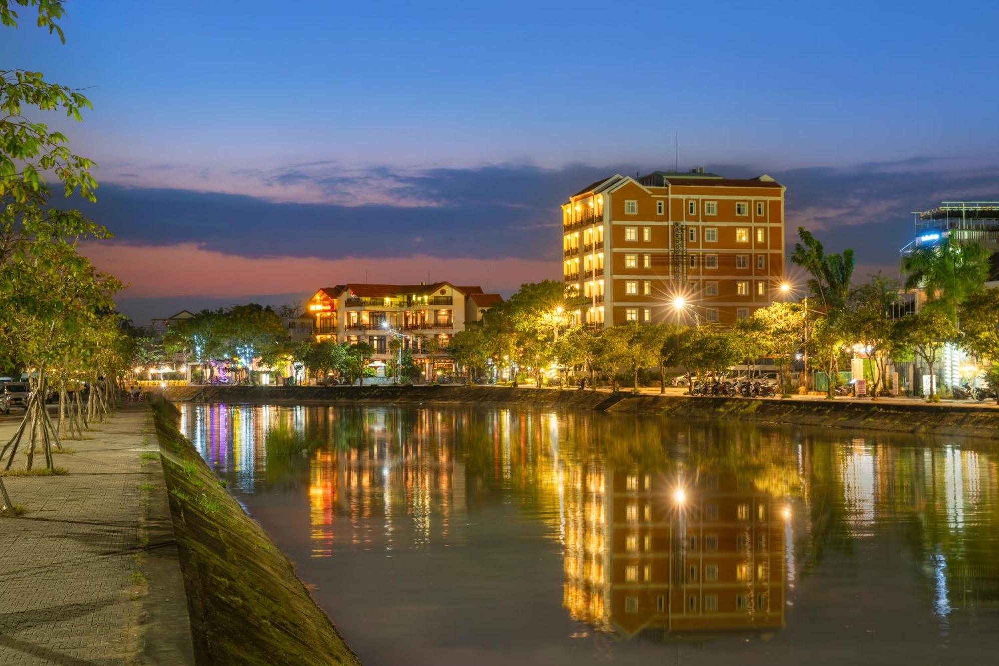 Royal Riverside Hoi An Hotel & Spa Екстер'єр фото