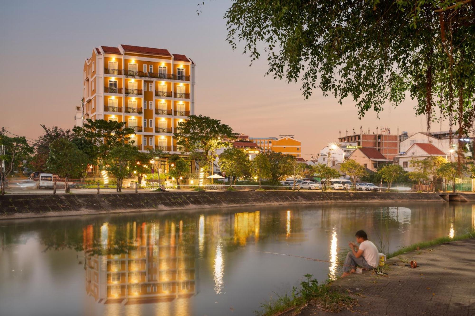Royal Riverside Hoi An Hotel & Spa Екстер'єр фото